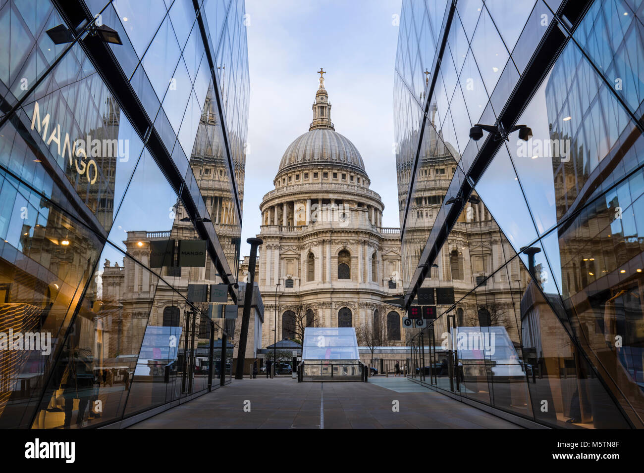 Die St Paul's Kathedrale Spiegelungen im Glas Windows von einem neuen Einkaufszentrum ändern Stockfoto
