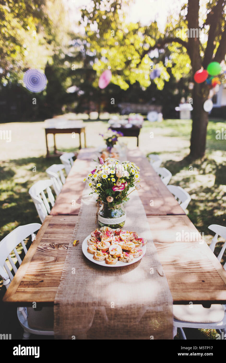 Tabelle für einen Garten Party oder Feier außerhalb. Stockfoto