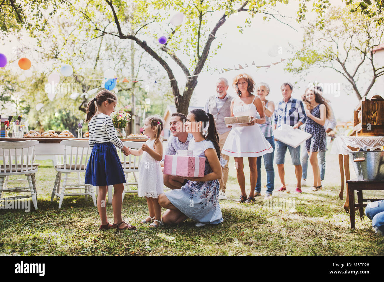 Familienfeier oder eine Gartenparty außerhalb im Hinterhof. Stockfoto