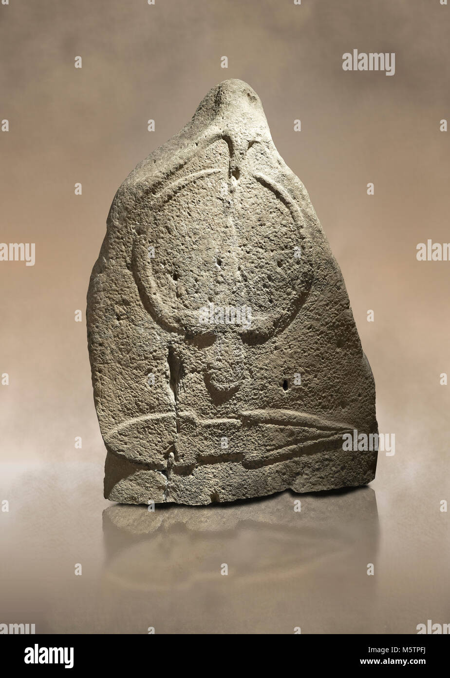 Ende der Europäischen Jungsteinzeit prähistorischen Menhir Standing Stone mit Schnitzereien auf seinem Gesicht. Die Darstellung eines stylalised männliche Figur beginnt an der Stockfoto