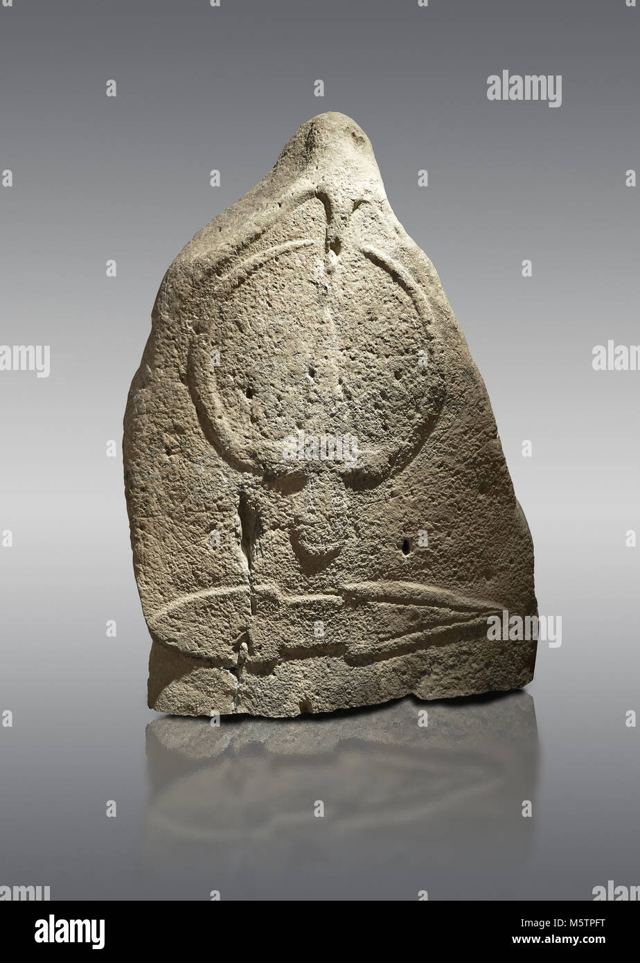 Ende der Europäischen Jungsteinzeit prähistorischen Menhir Standing Stone mit Schnitzereien auf seinem Gesicht. Die Darstellung eines stylalised männliche Figur beginnt an der Stockfoto