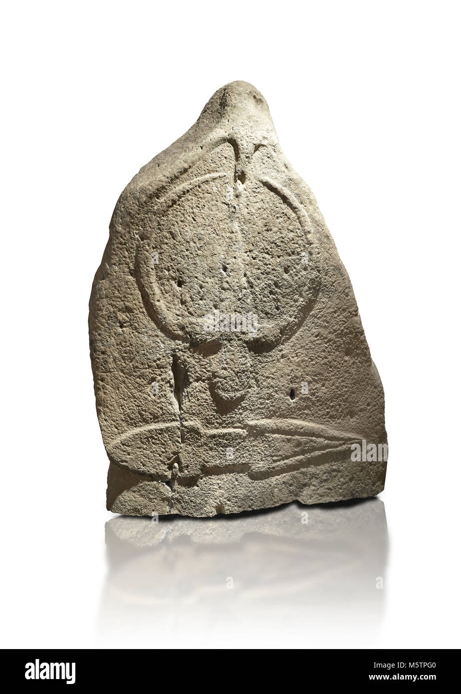 Ende der Europäischen Jungsteinzeit prähistorischen Menhir Standing Stone mit Schnitzereien auf seinem Gesicht. Die Darstellung eines stylalised männliche Figur beginnt an der Stockfoto