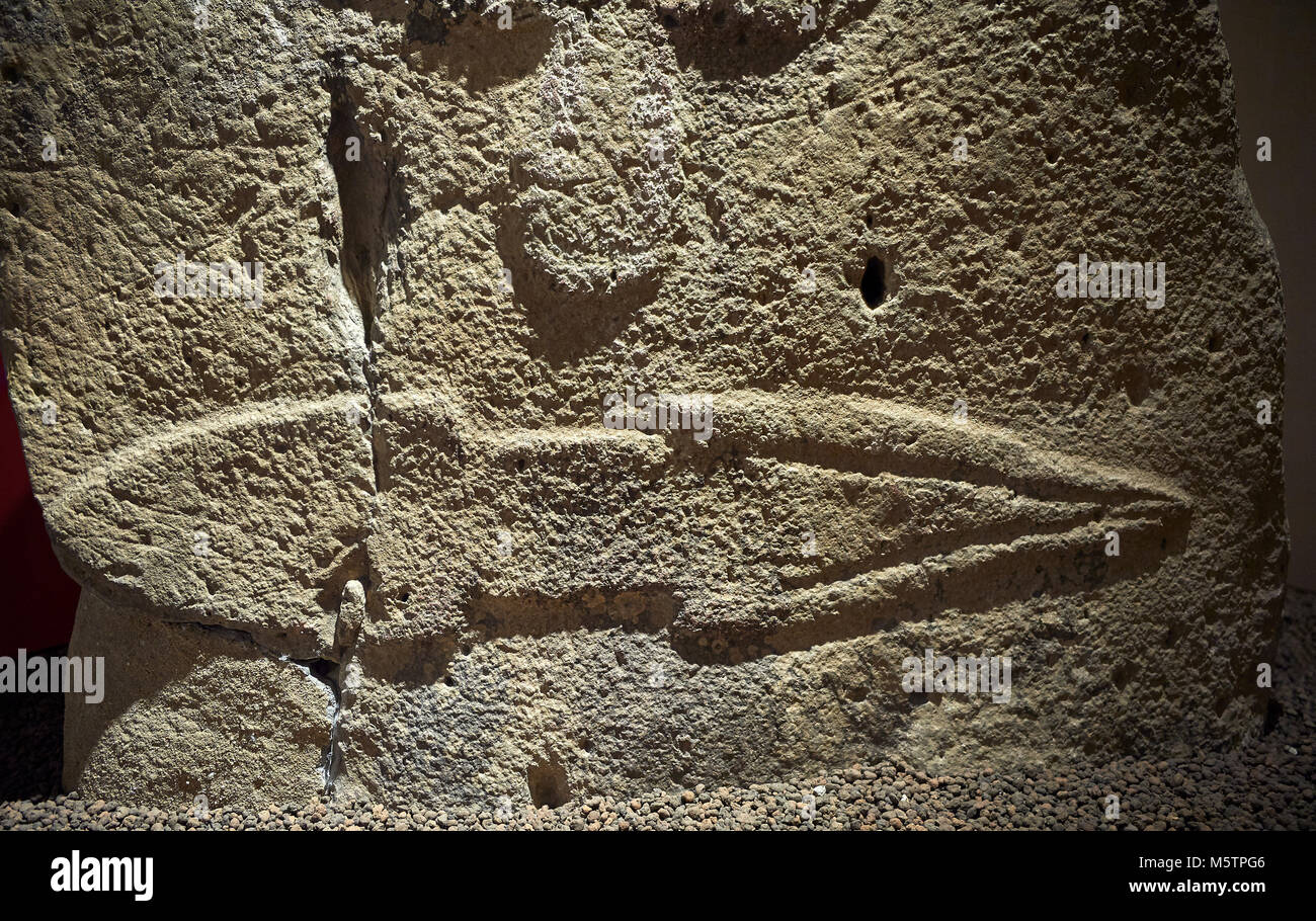 Nahaufnahme von einem späten Europäischen Jungsteinzeit prähistorischen Menhir Standing Stone mit Schnitzereien auf seinem Gesicht. Am unteren Ende ist ein Schnitzen eines Dolches läuft Stockfoto