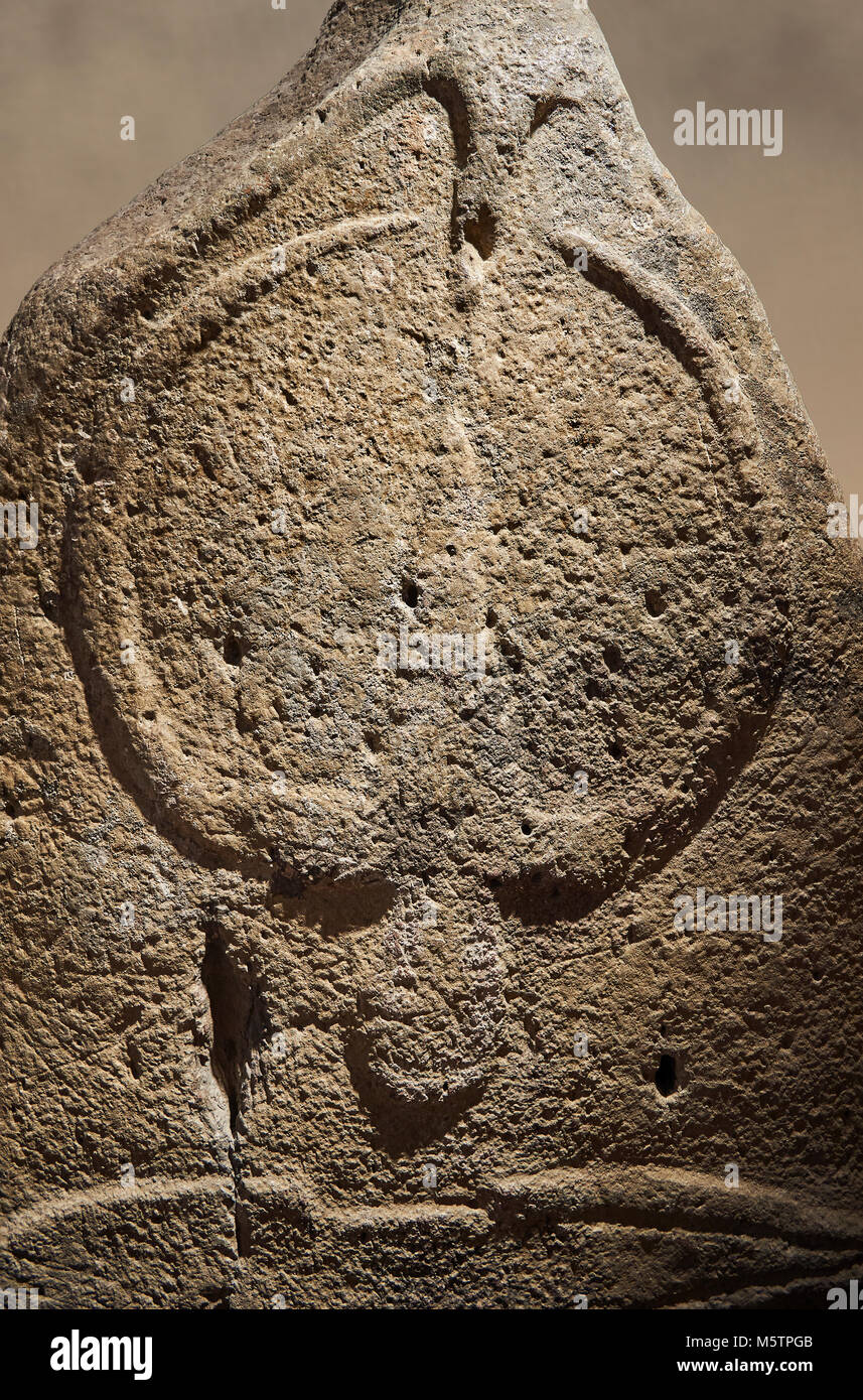 Ende der Europäischen Jungsteinzeit prähistorischen Menhir Standing Stone mit Schnitzereien auf seinem Gesicht. Die Darstellung eines stylalised männliche Figur beginnt an der Stockfoto