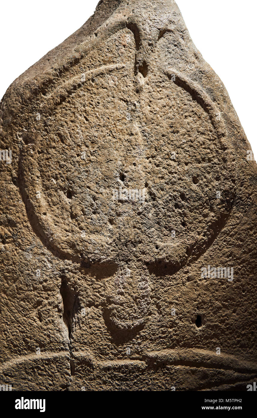 Ende der Europäischen Jungsteinzeit prähistorischen Menhir Standing Stone mit Schnitzereien auf seinem Gesicht. Die Darstellung eines stylalised männliche Figur beginnt an der Stockfoto