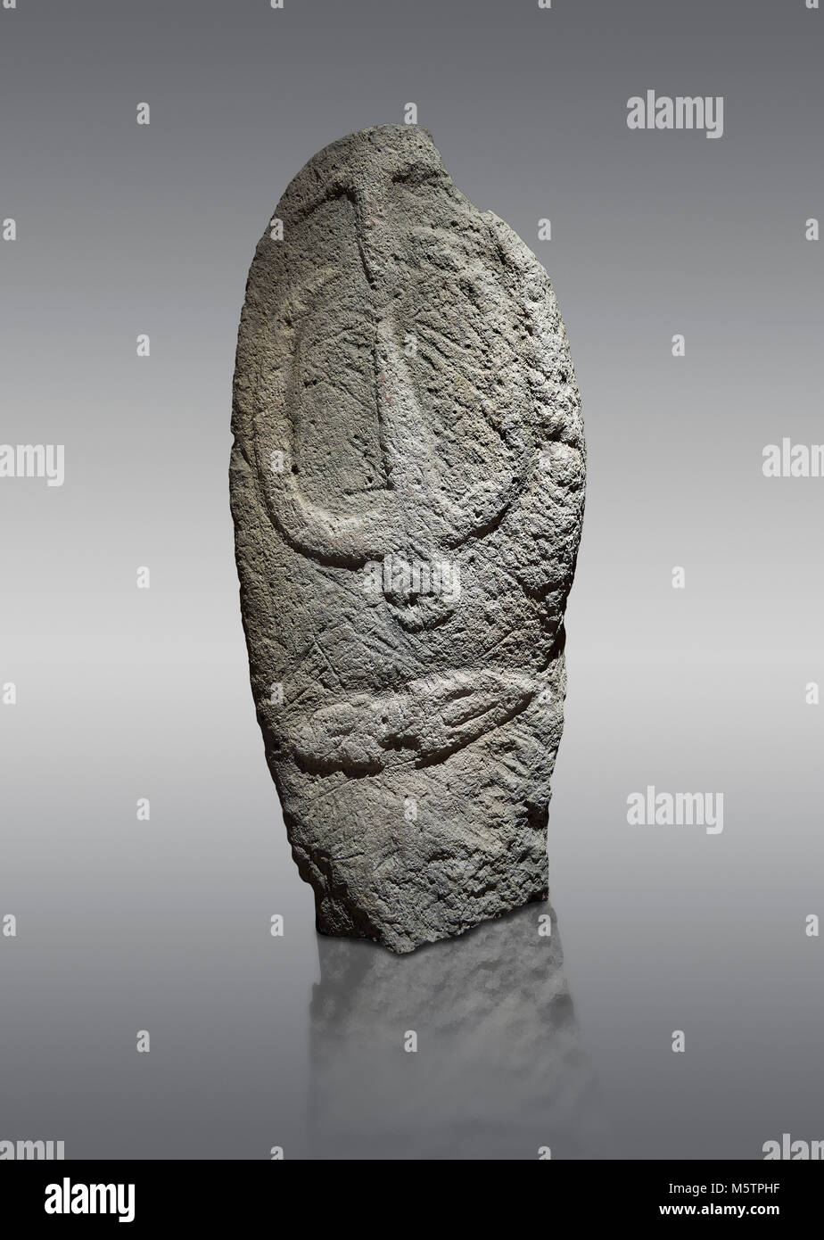 Ende der Europäischen Jungsteinzeit prähistorischen Menhir Standing Stone mit Schnitzereien auf seinem Gesicht. Die Darstellung eines stylalised männliche Figur beginnt an der Stockfoto