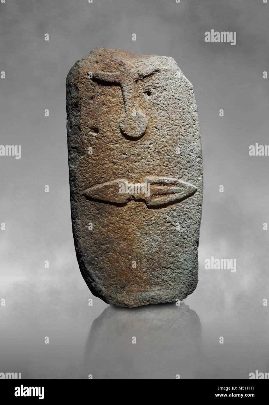 Ende der Europäischen Jungsteinzeit prähistorischen Menhir Standing Stone mit Schnitzereien auf seinem Gesicht. Die Darstellung eines stylalised männliche Figur beginnt an der Stockfoto