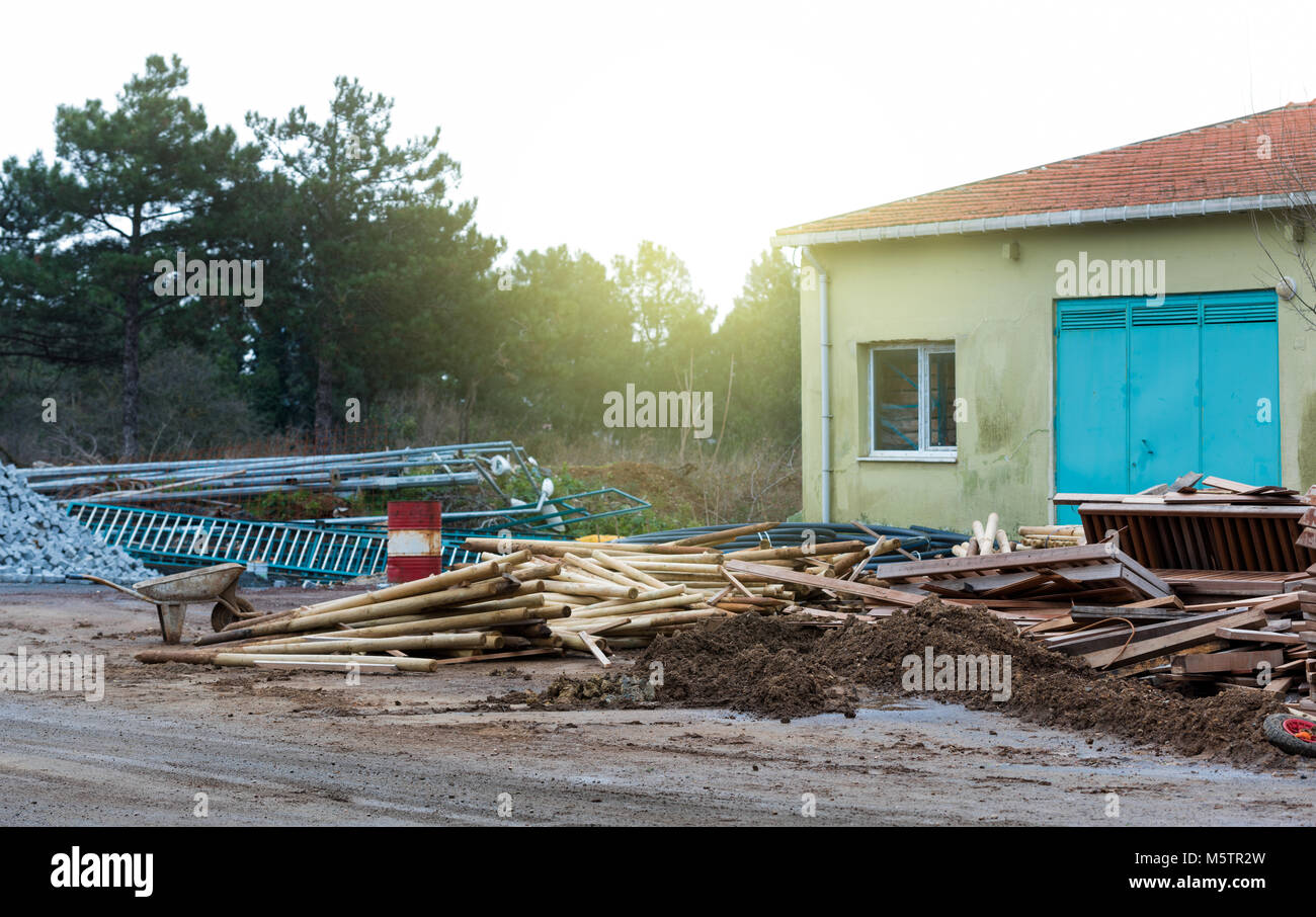 Baustelle, Hubwagen, Holzstapel und Rohre Stockfoto