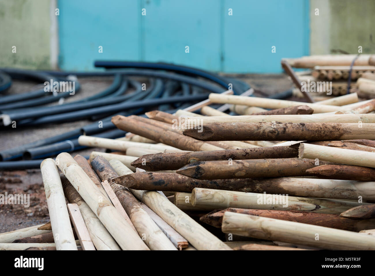 Baustelle, Hubwagen, Holzstapel und Rohre Stockfoto