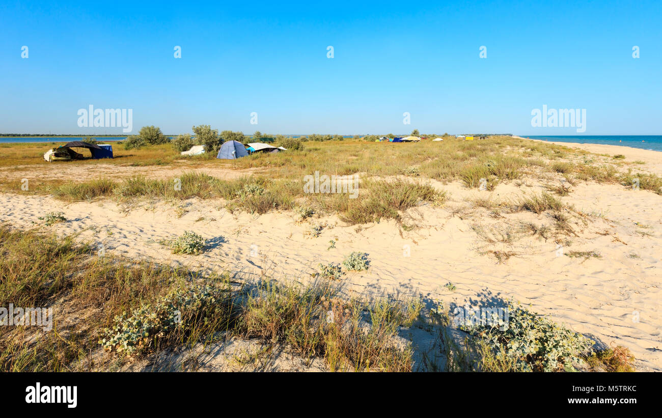 Selbständige Camping in sandigen prairie Oyster zwischen Ustrychne See (See) und Asowschen Meer (Lazurne, Kherson, Ukraine) Stockfoto