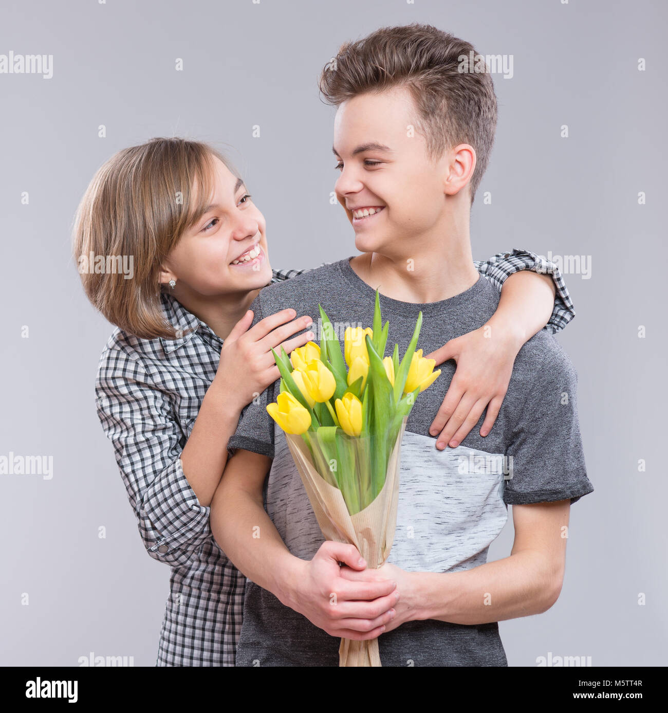 Mädchen und Jungen mit Blumen Stockfoto