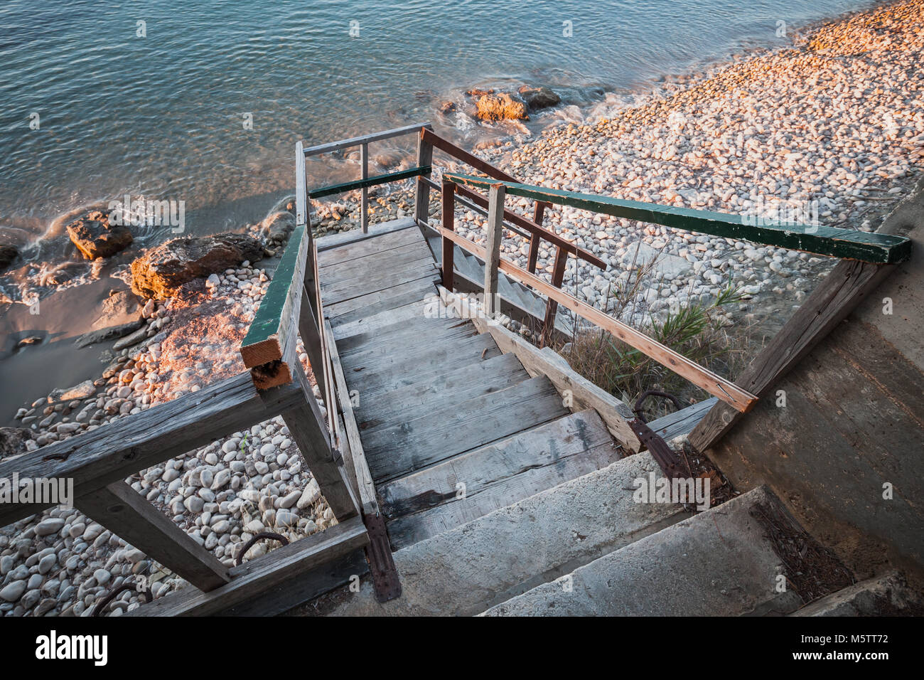 Perspektivische Ansicht des hölzernen Treppen hinunter an die Küste der Insel Zakynthos, Griechenland Stockfoto