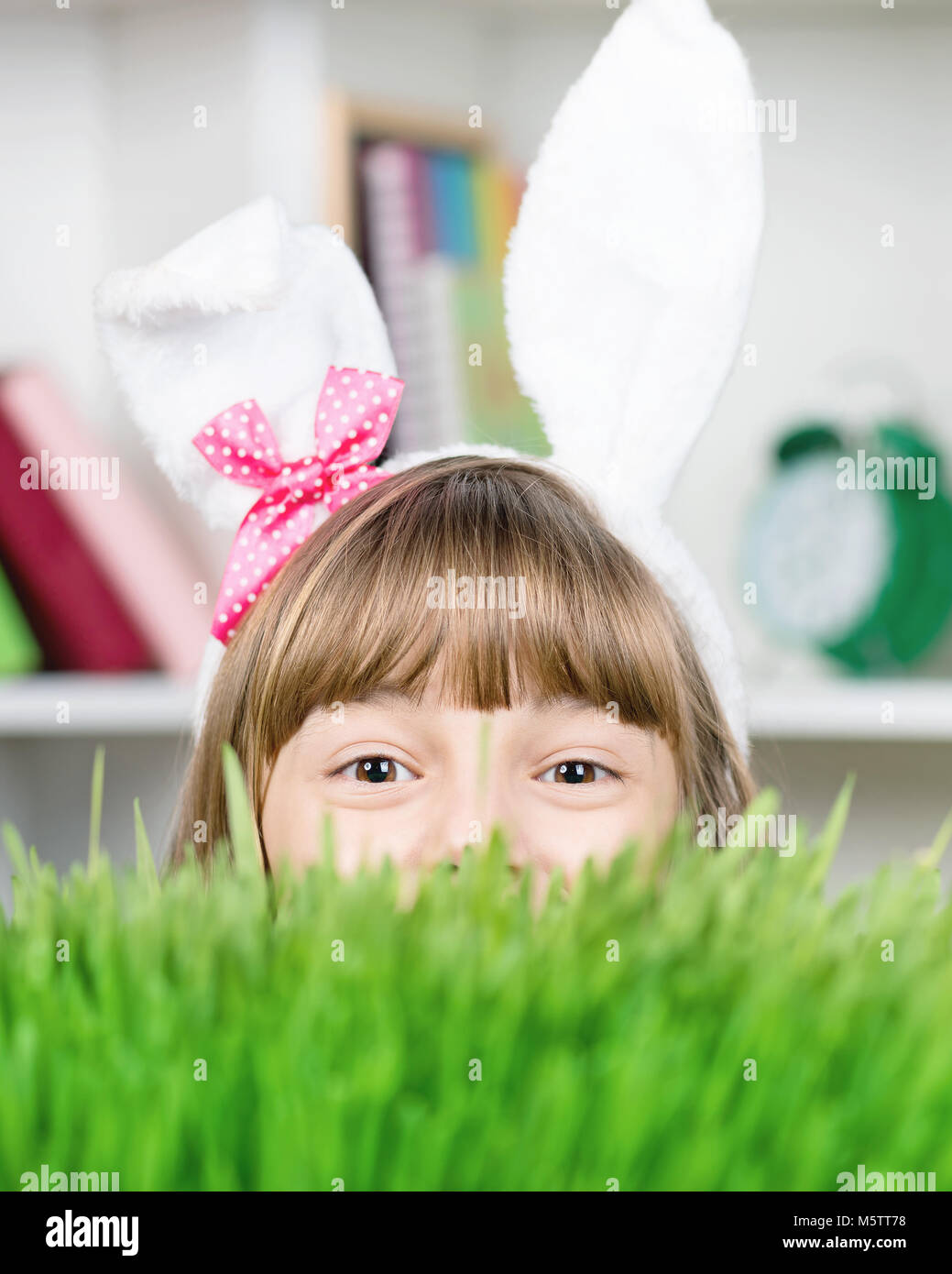 Kleines Mädchen in Hasenohren gekleidet Stockfoto