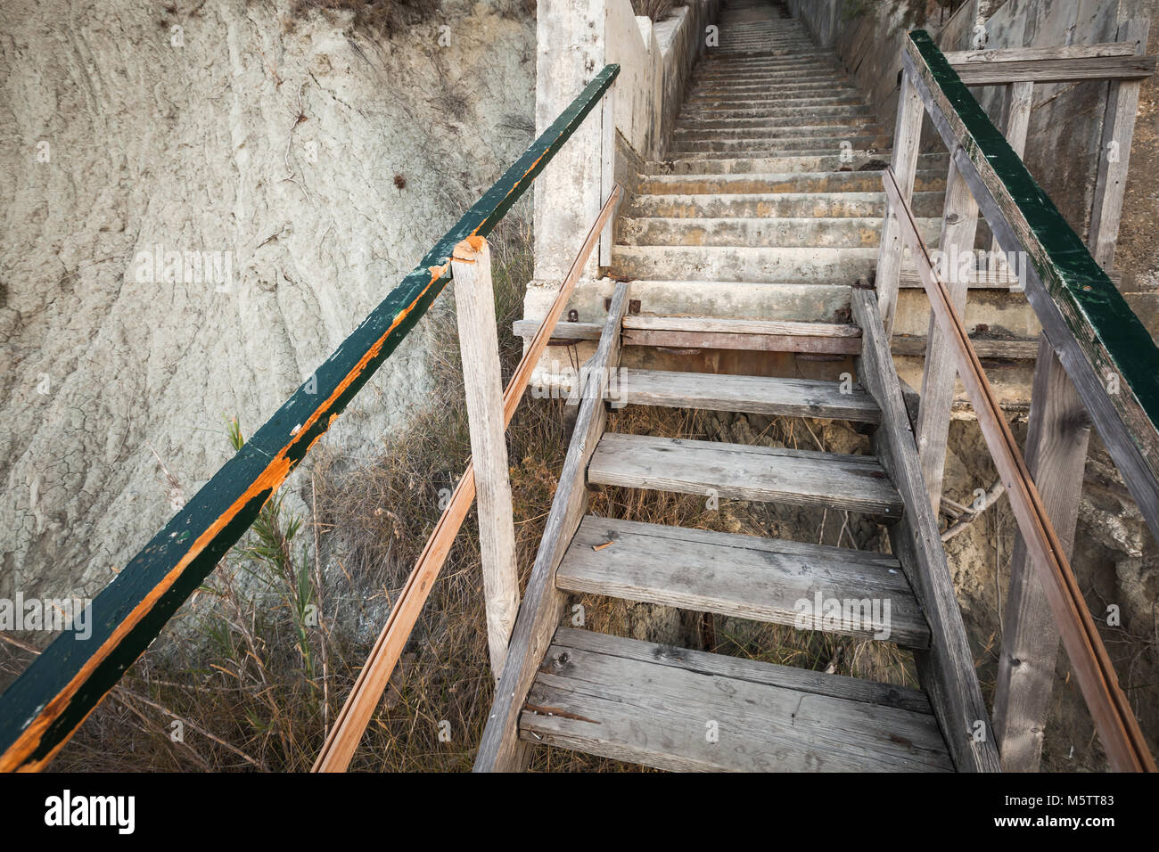 Perspektivische Ansicht des alten hölzernen Treppen an der Küste der Insel Zakynthos, Griechenland Stockfoto