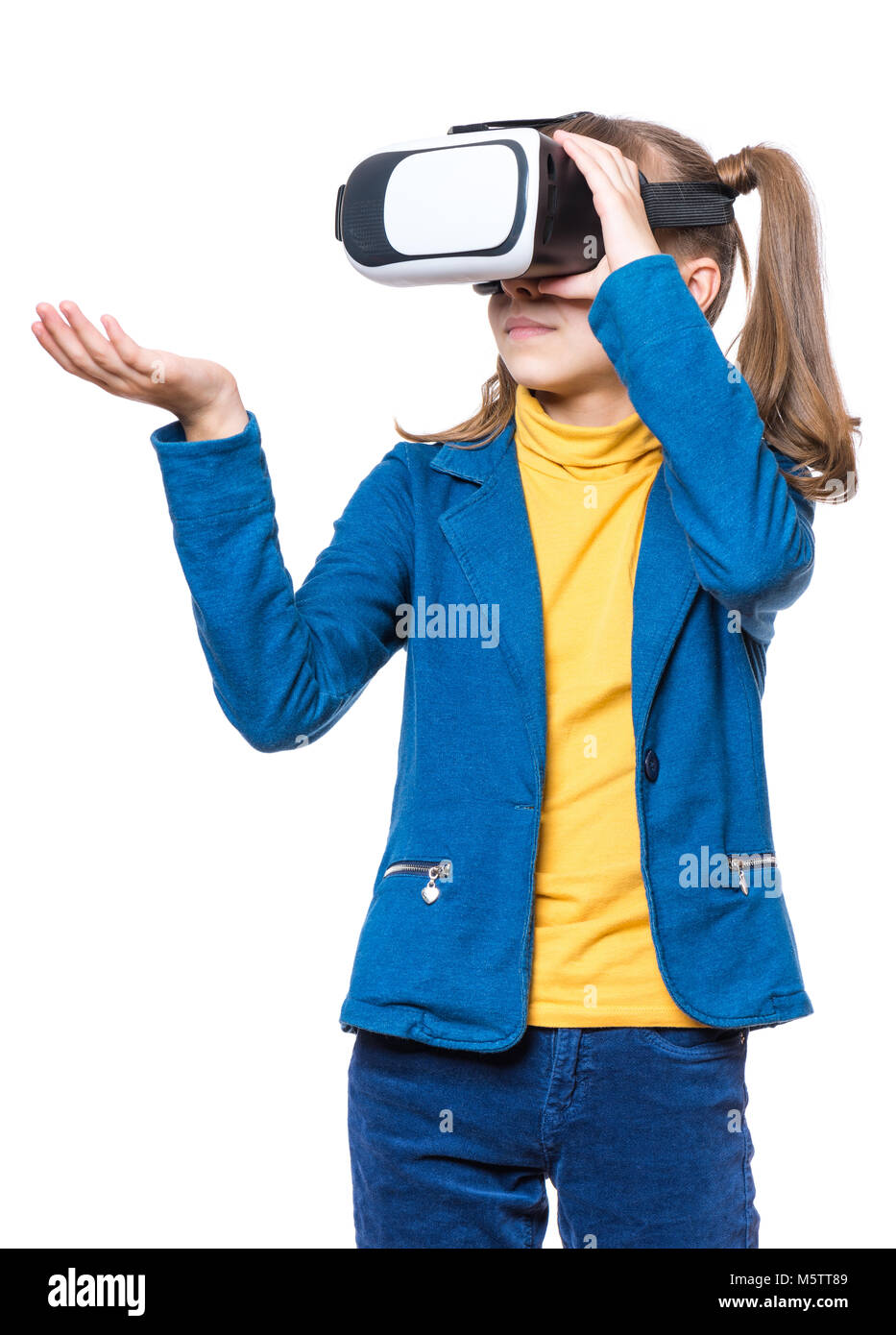 Kleines Mädchen mit VR-Brille Stockfoto