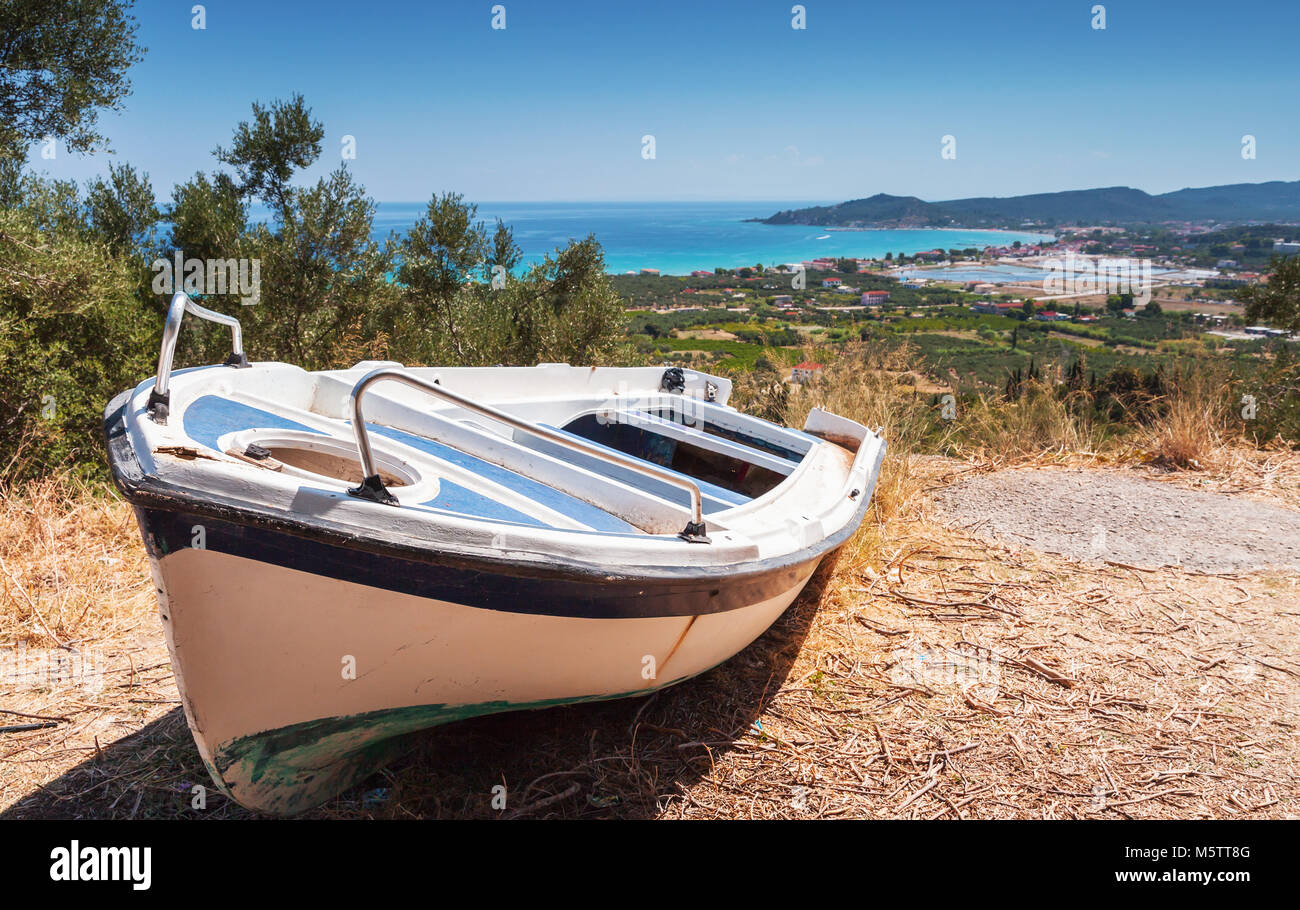 Alte weiße Zeile Boot an der Küste der Insel Zakynthos, Griechenland. Sommer Landschaft Stockfoto