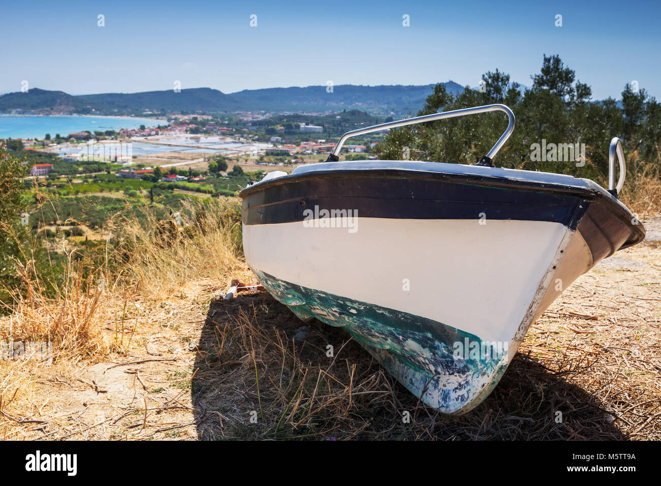 Fischerboot an der Küste. Sommer Landschaft der Insel Zakynthos, Griechenland Stockfoto