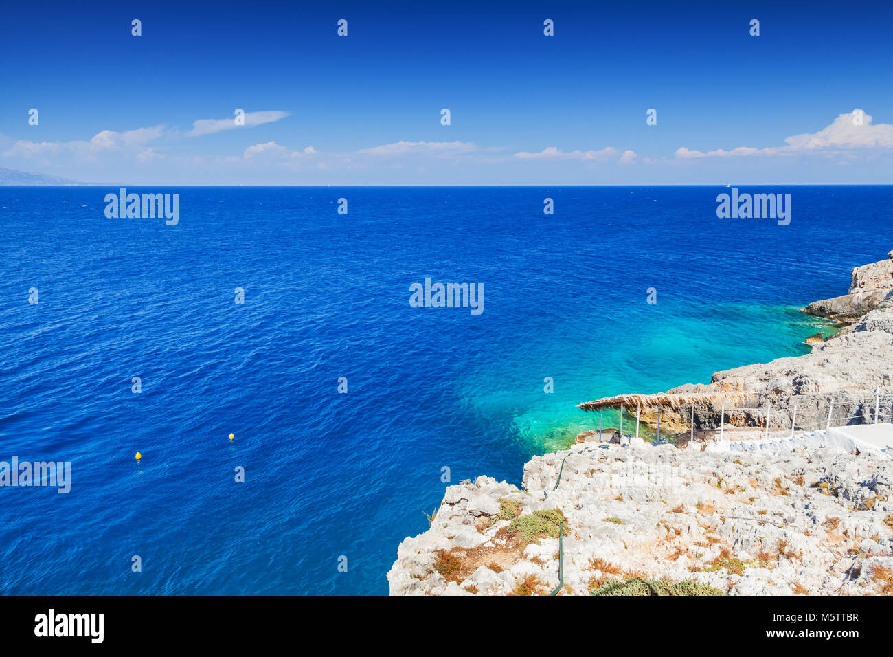 Landschaft mit grauen Felsen an der Küste der griechischen Insel Zakynthos im Ionischen Meer, hellen Sommertag Stockfoto