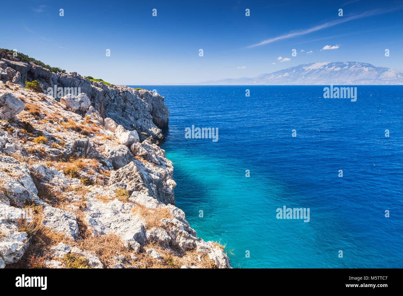 Küstenlandschaft mit Felsen an der Küste der griechischen Insel Zakynthos im Ionischen Meer Stockfoto