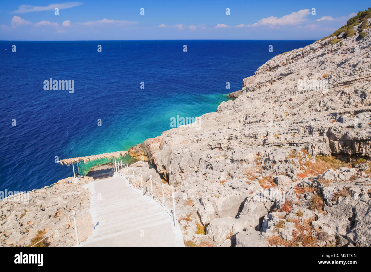 Küsten Lane mit Kette Zäune. Griechische Insel Zakynthos im sonnigen Sommertag Stockfoto