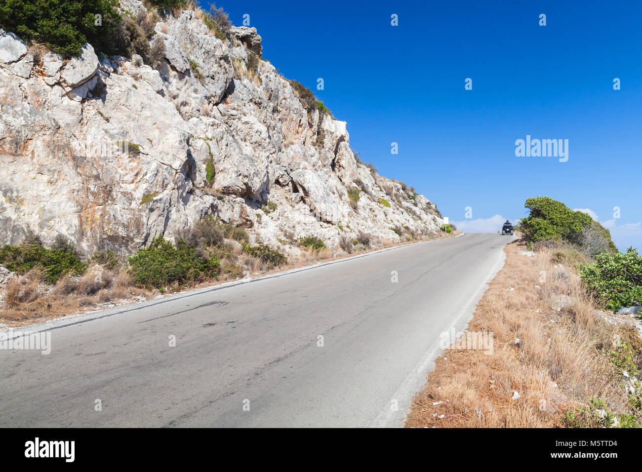 Helle Sommer Landschaft mit Mountain Road, Zakynthos, Griechenland Stockfoto