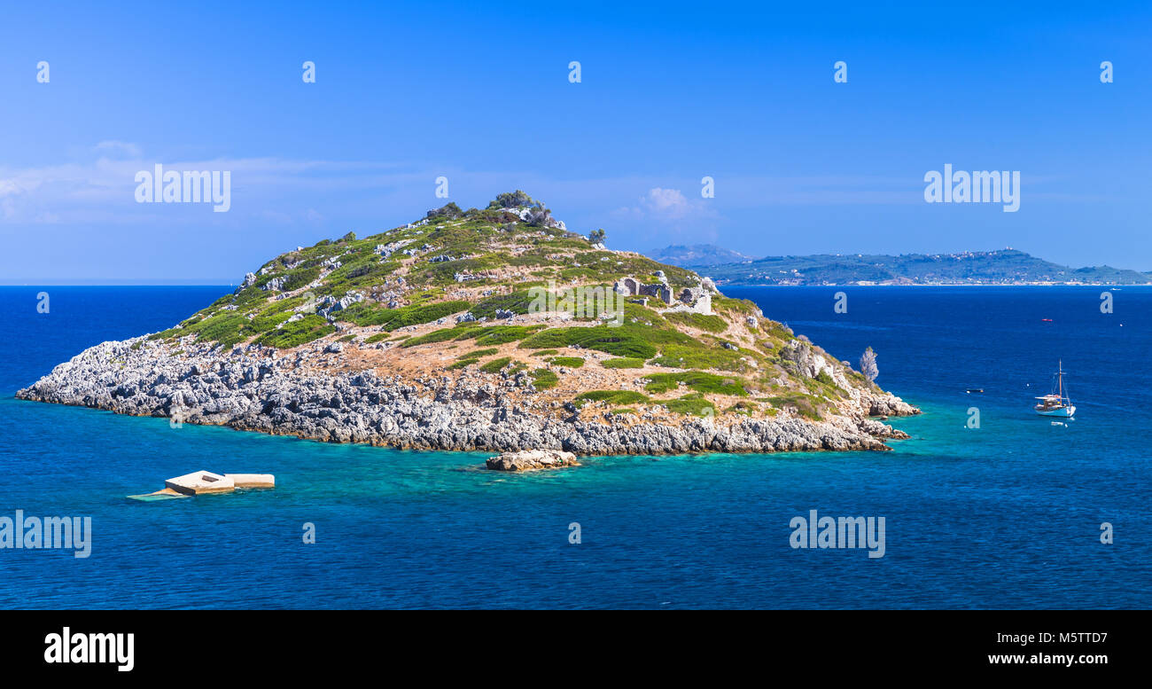 Kleine Insel mit Ruinen in der Bucht von Agios Nikolaos, Zakynthos Insel, Griechenland Stockfoto
