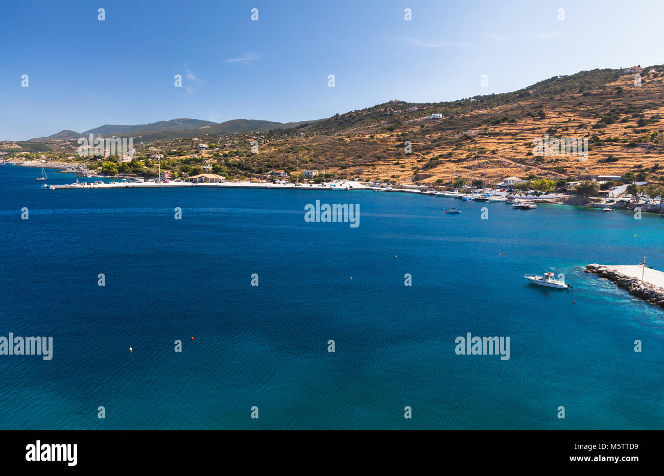 Panoramablick auf die Küstenlandschaft, Hafen von Agios Nikolaos. Insel Zakynthos, Griechenland. Beliebte touristische Destination Stockfoto