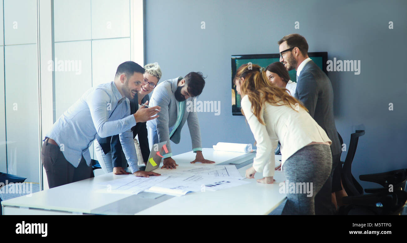 Business-Leute treffen um Tisch Stockfoto