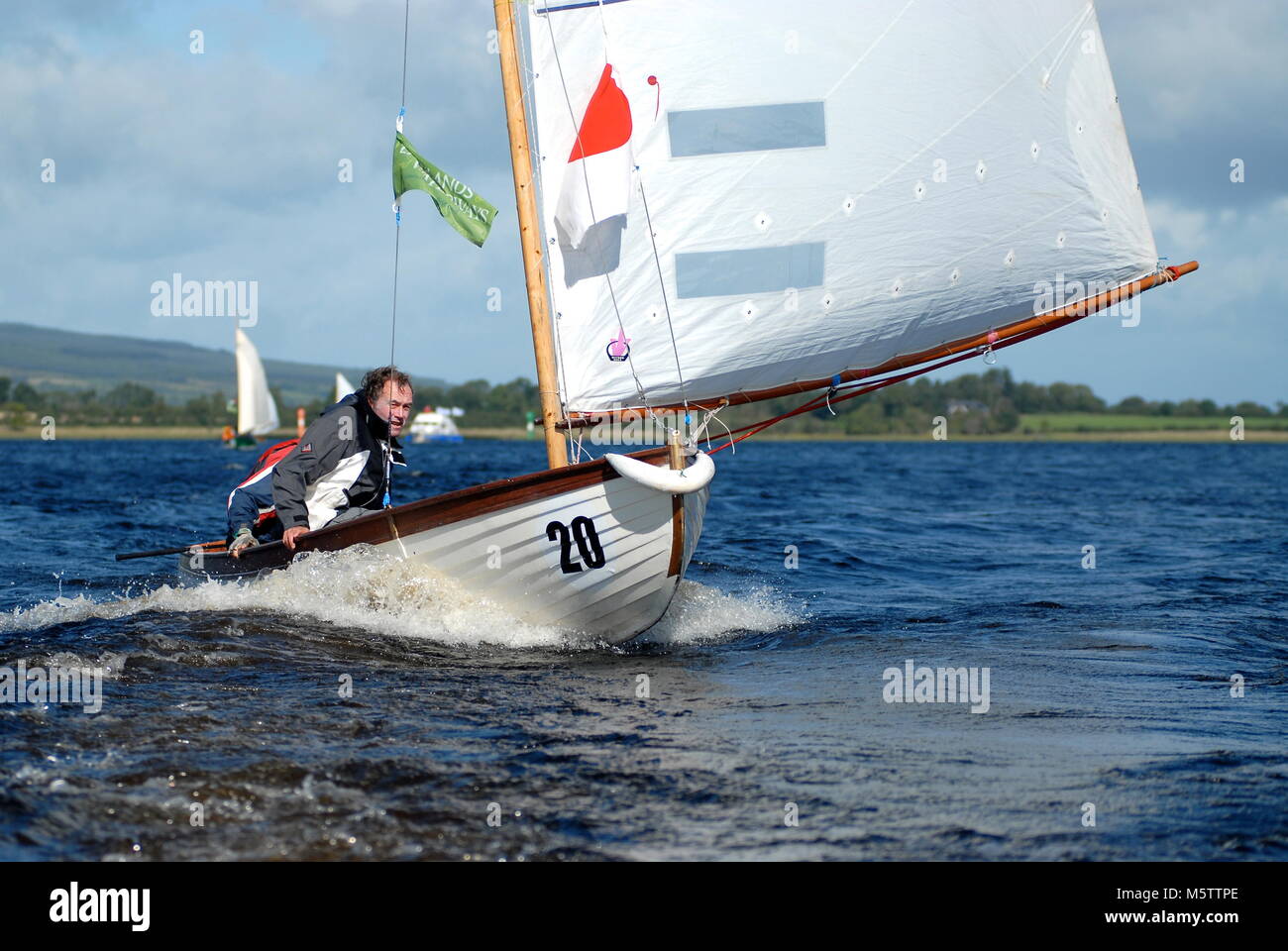 Windsurf Meister Jochen Krauth & Tornado Meister Koji Akeda rennen Ihre geliehene Shannon ein Design und Lough Ree auf dem Fluss Shannon in Irland. Stockfoto