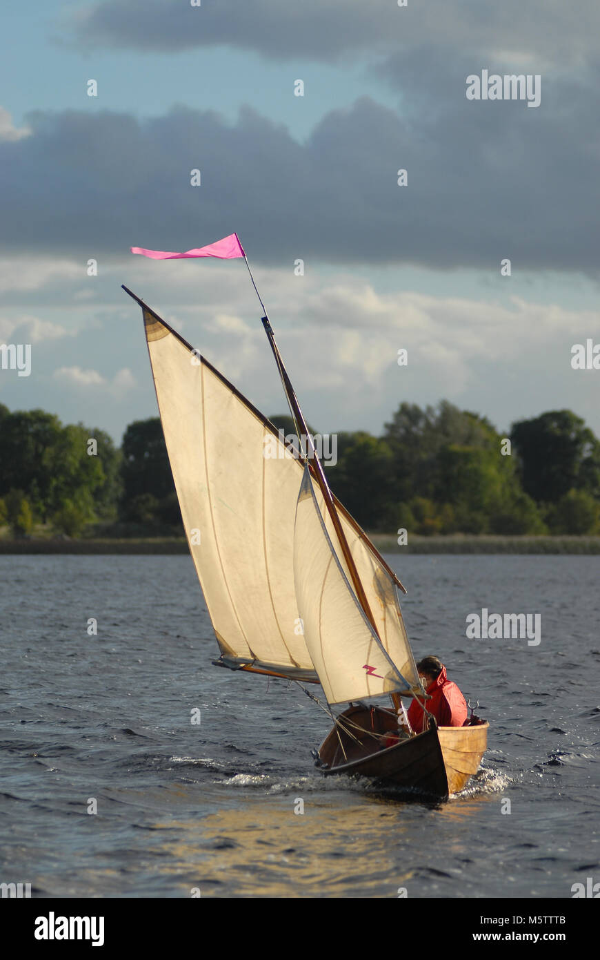 Ein hölzernes Ruderboot Segel gebaut von niederländischen Bootsbauer Arthur Kortenoever Segeln auf dem Lough Ree auf dem Shannon Fluss in Irland. Stockfoto