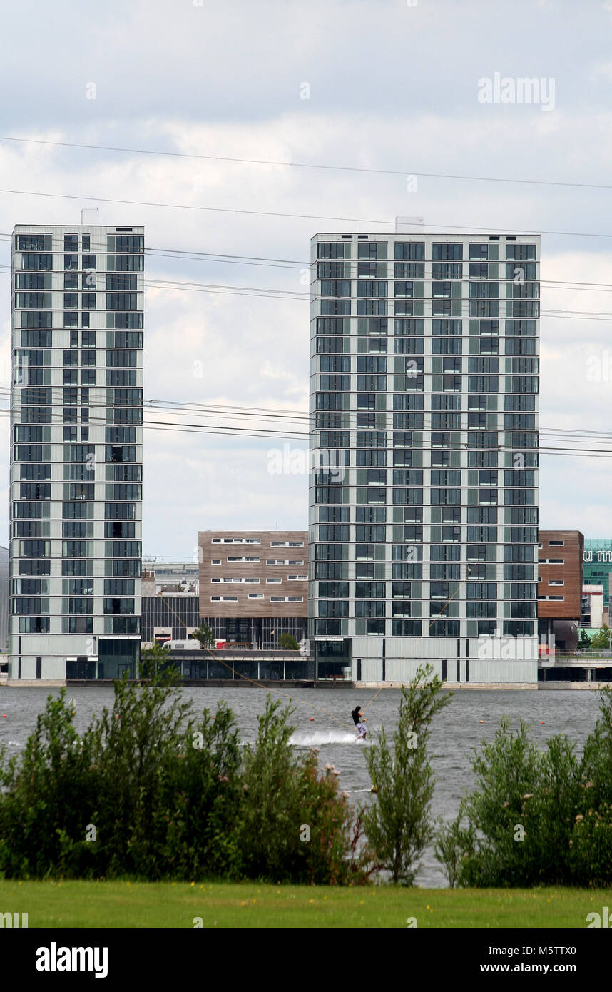 Niederlande, Almere, - Juni 2016: Almere ist eine neue Stadt in der niederländischen Provinz Flevoland. Alle Gebäude verfügen über moderne Formes Stockfoto