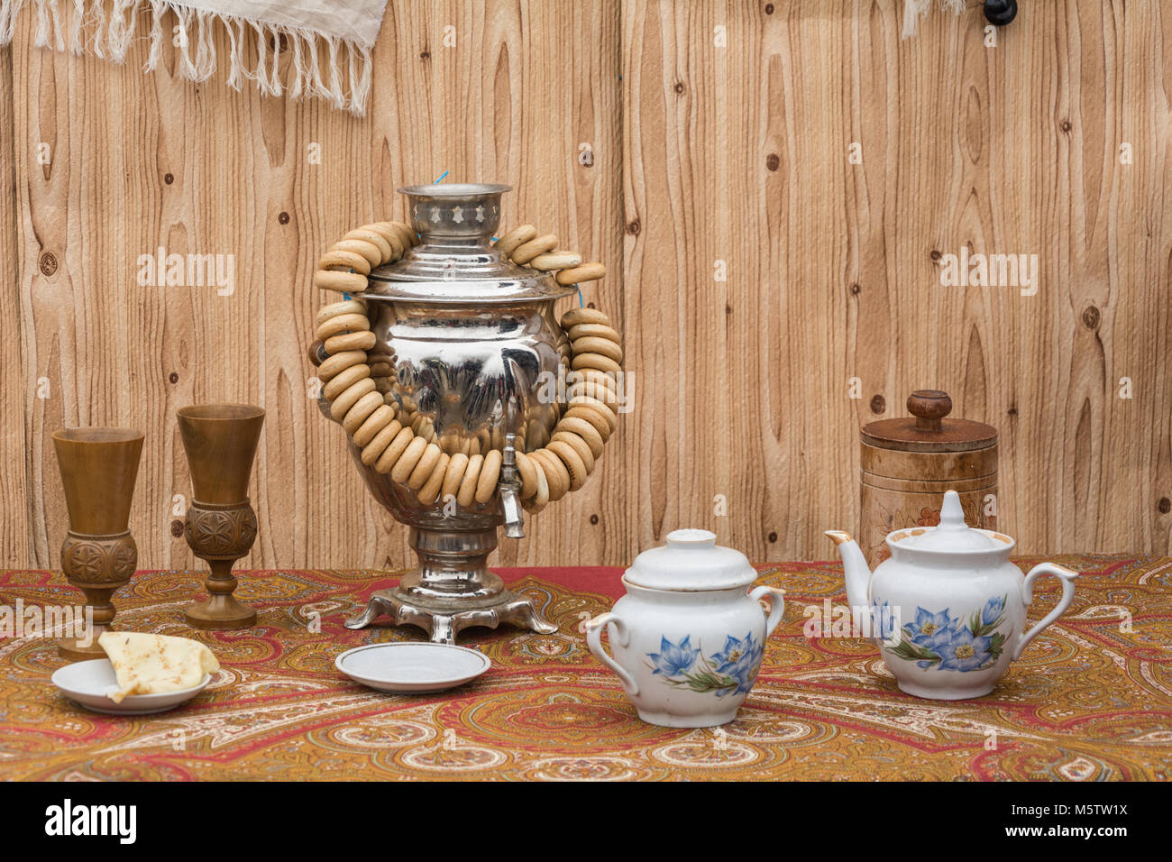 Kaffee trinken. Samovar, Bagels, Kaffee und Pfannkuchen auf einer Untertasse Stockfoto