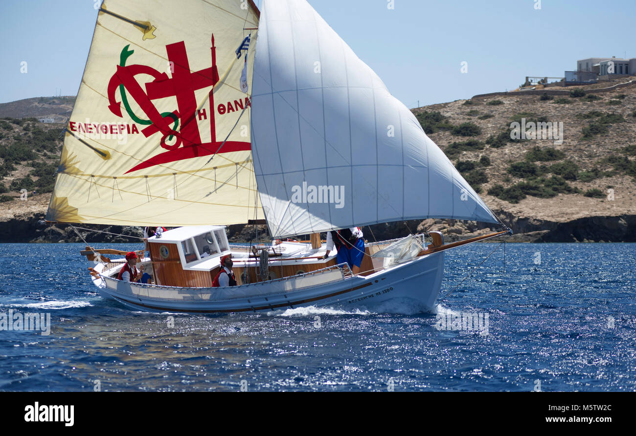 Traditionelles griechisches Fischerboot Agios Georgios aus Segeln in den Kykladen Syros Classic Yacht Race. Die Crew tragen Tradition Kostüm. Stockfoto