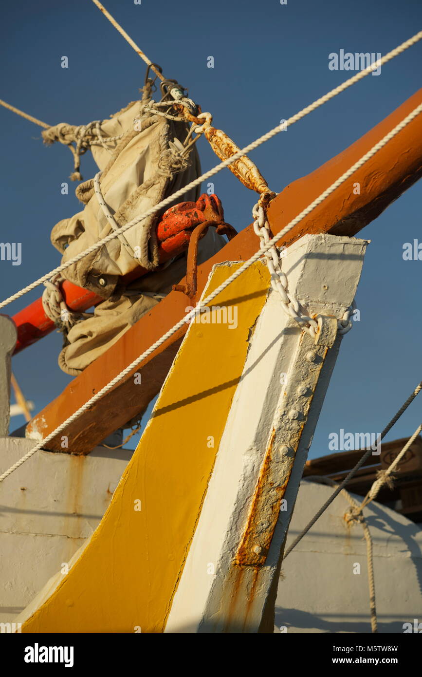 Schleife einer traditionellen griechischen Frachtboot (a Perama Boot segelt namens Panagia) im Hafen von Parikia auf der Insel Paros. Stockfoto