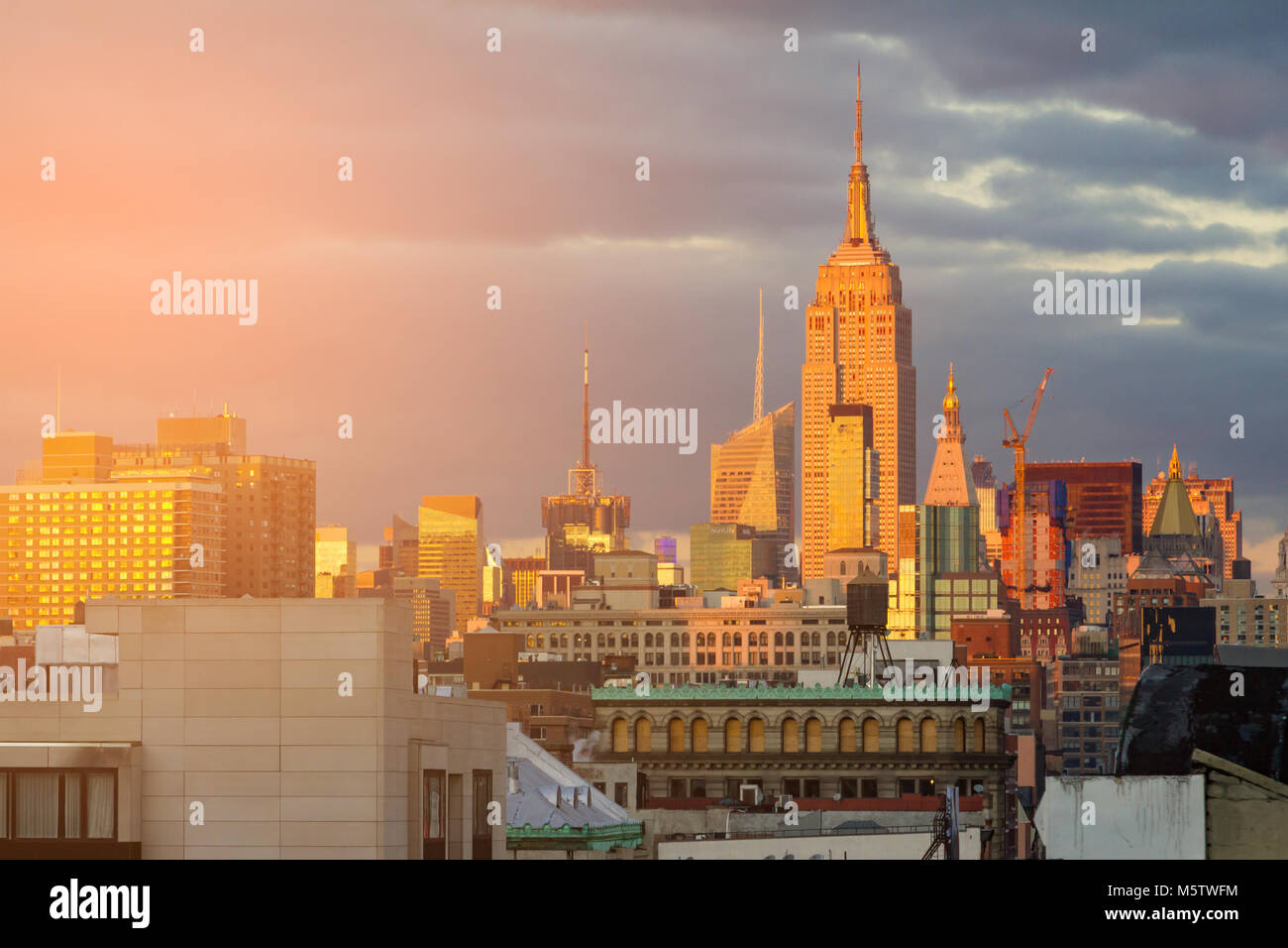 Sonnenlicht leuchtet auf die Skyline von Midtown Wolkenkratzer von New York City in Manhattan Stockfoto