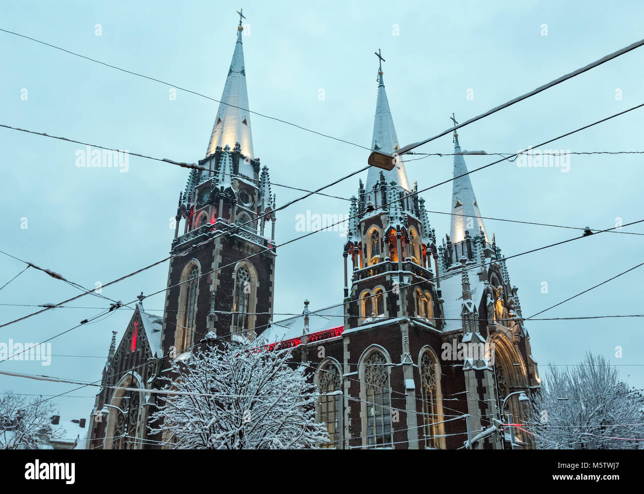 Schöne beleuchtete am frühen Morgen winter Kirche St. Olha und Elizabeth in Lemberg, Ukraine. In den Jahren 1903-1911 gebaut. Stockfoto