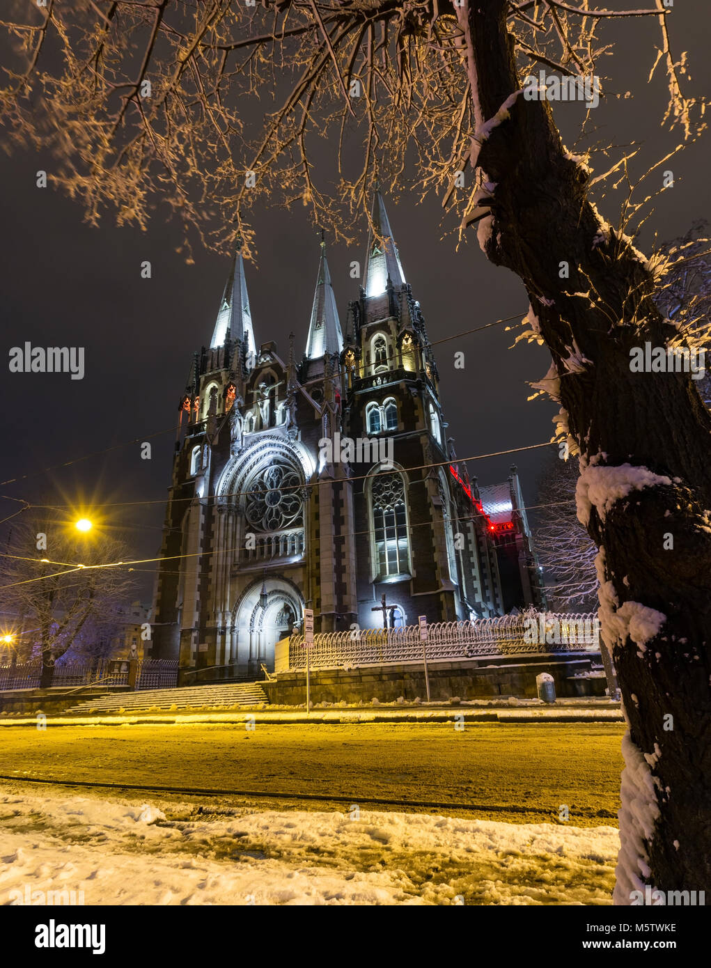 Schöne nachts beleuchtete winter Kirche St. Olha und Elizabeth in Lemberg, Ukraine. In den Jahren 1903-1911 gebaut. Stockfoto