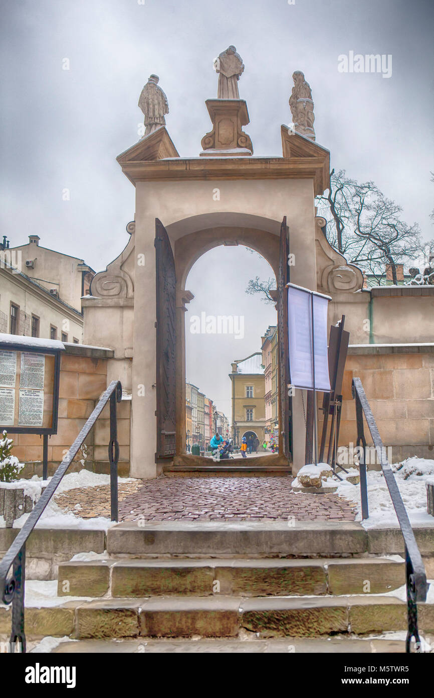 Krakau, Polen - 12. Februar 2018 durch eine Tür an der Heiligen Peter und Paul Kirche Krakau Polen Stockfoto