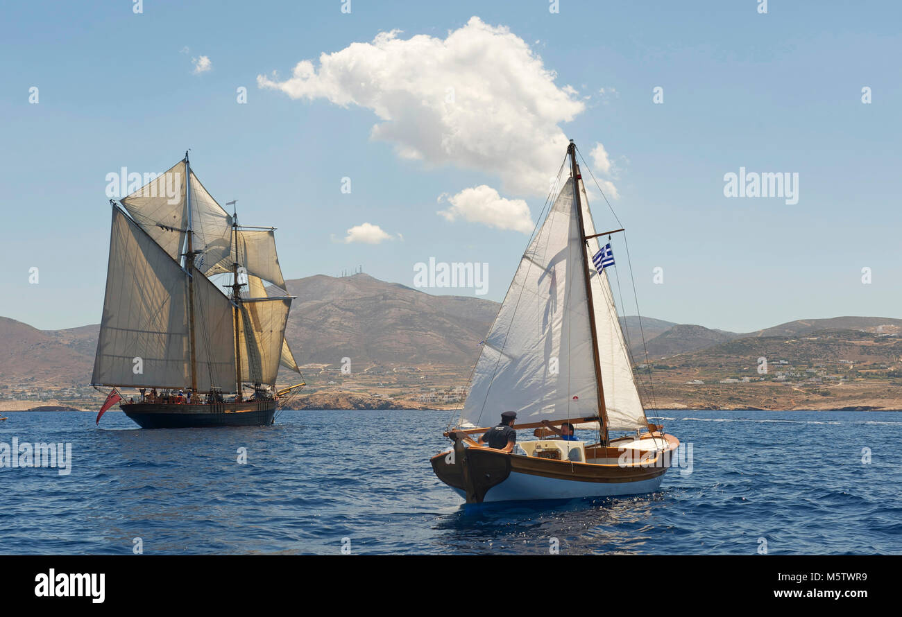 Der belgisch/niederländischen/Britische topsail schooner Johanna Lucretia (links) und eine kleine griechische segelboot segeln in Richtung der Insel Paros in Griechenland. Stockfoto