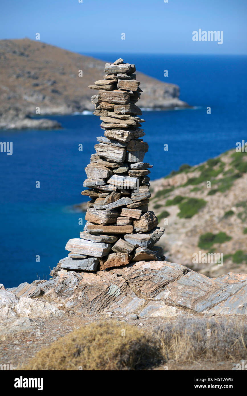 Ein Stein Skulptur auf dem Hügel mit Blick auf die Bucht von Kolona auf der Insel Kythnos in Griechenland Stockfoto