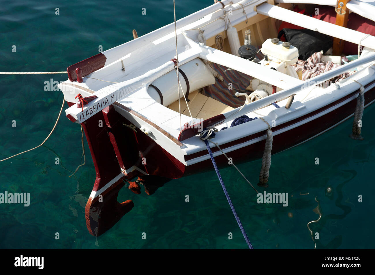 Isabella M Segeln aus Syros zu Beginn der Hanse Classic Yacht Race. Eigentümer Dimitris Stavrakopoulos ist an der Spitze der Marine tragen Uniform. Stockfoto