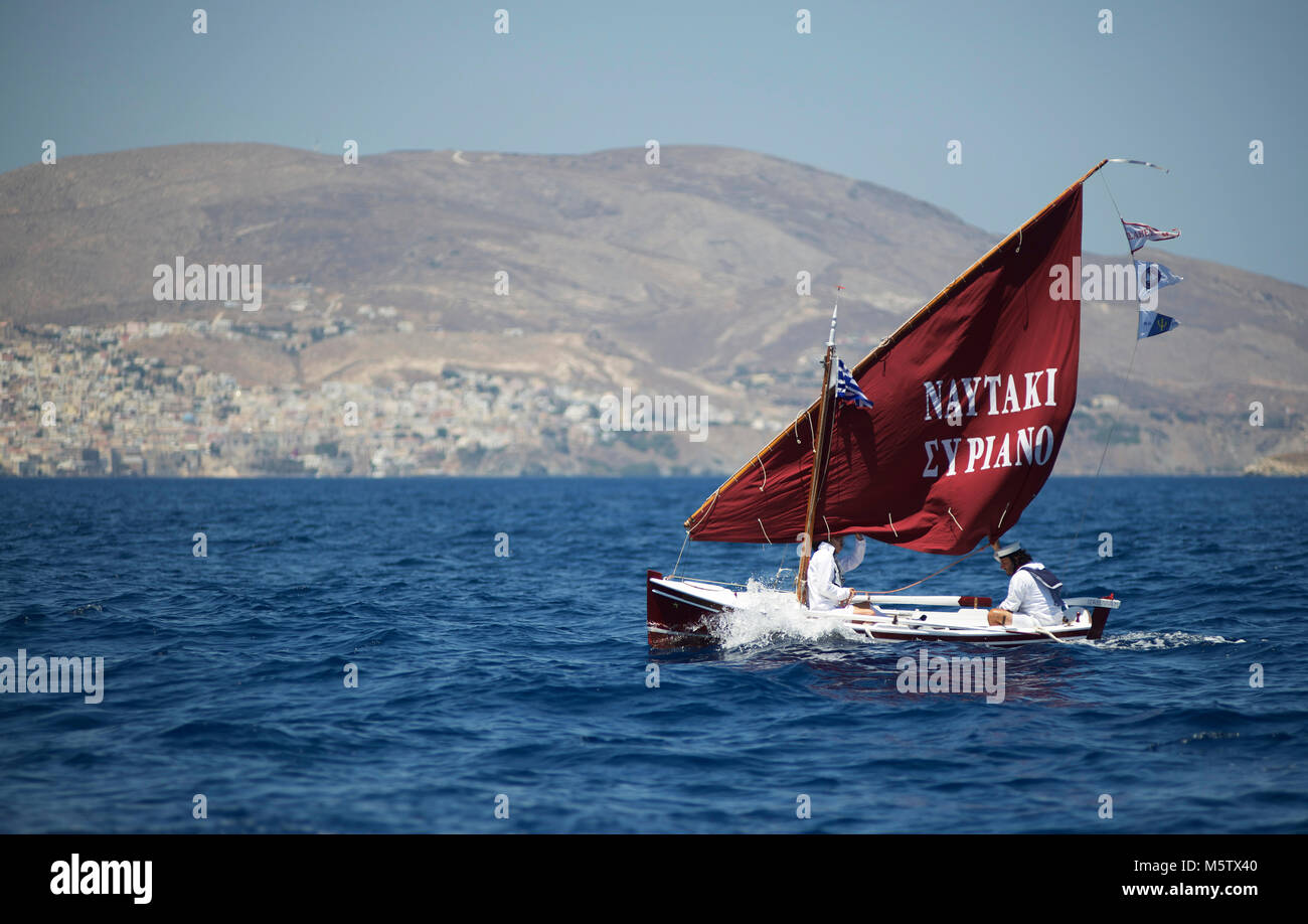 Isabella M Segeln aus Syros zu Beginn der Hanse Classic Yacht Race. Die Stadt Ermoupolis erhebt sich der Hügel hinter. Stockfoto