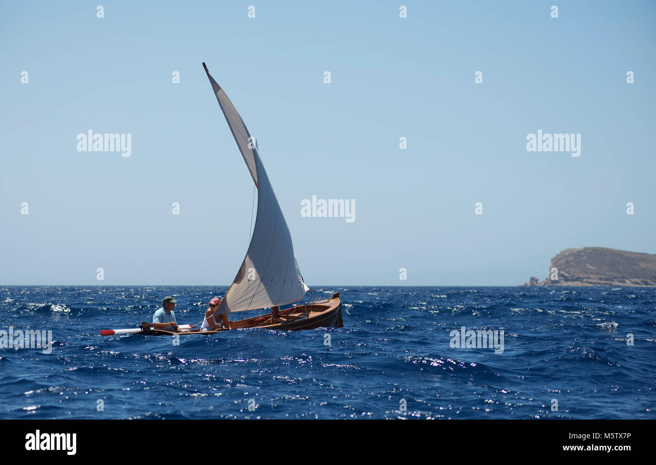 Die 15 Fuß lange Beiboot Alexandra X wurde von pensionierten Syros bootsbauer als Hochzeitsgeschenk für seine Schritt-Sohn gebaut. Es ist auf einer griechischen Fischerboot Typ basiert. Stockfoto