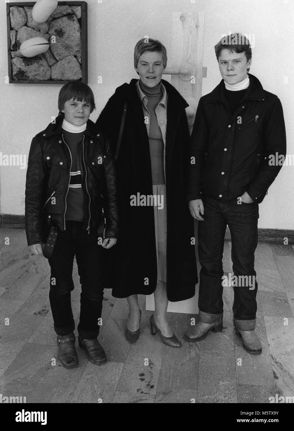 MÄRTA TIKKANEN finnische Autor mit zwei der Söhne Johan Jakob und Robert 1979 Stockfoto