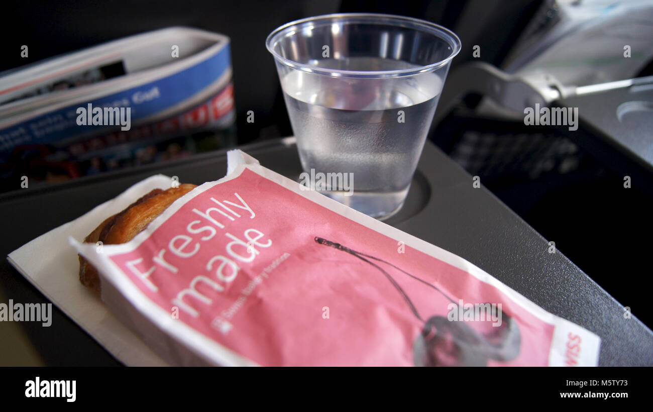 BERLIN, DEUTSCHLAND - Mar 31, 2015: frisch zubereitetes Gebäck als im Flug Mahlzeit an Bord einer europäischen Fluggesellschaft Stockfoto