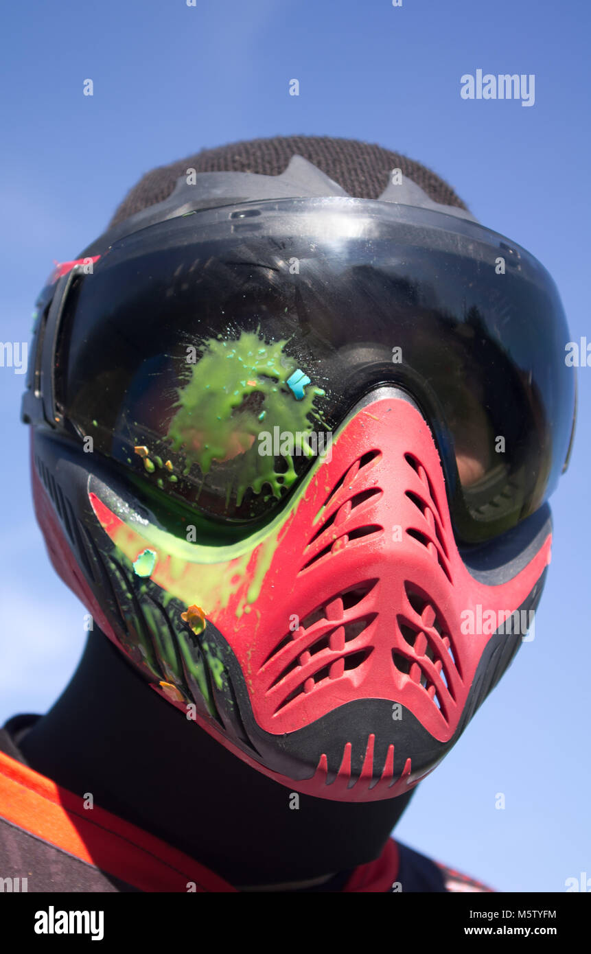Paintball Sport Spieler mit Kopf geschossen durch Farbmarkierung Stockfoto