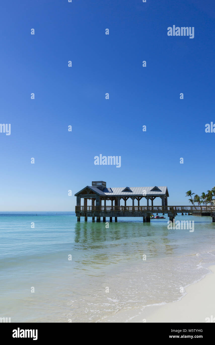 USA, Florida, perfekte White Sand Beach, Paradise, mit hölzernen Steg Stockfoto