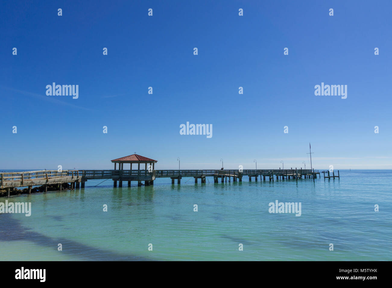 USA, Florida, Alte Bootssteg in den blauen Ozean Wasser Stockfoto