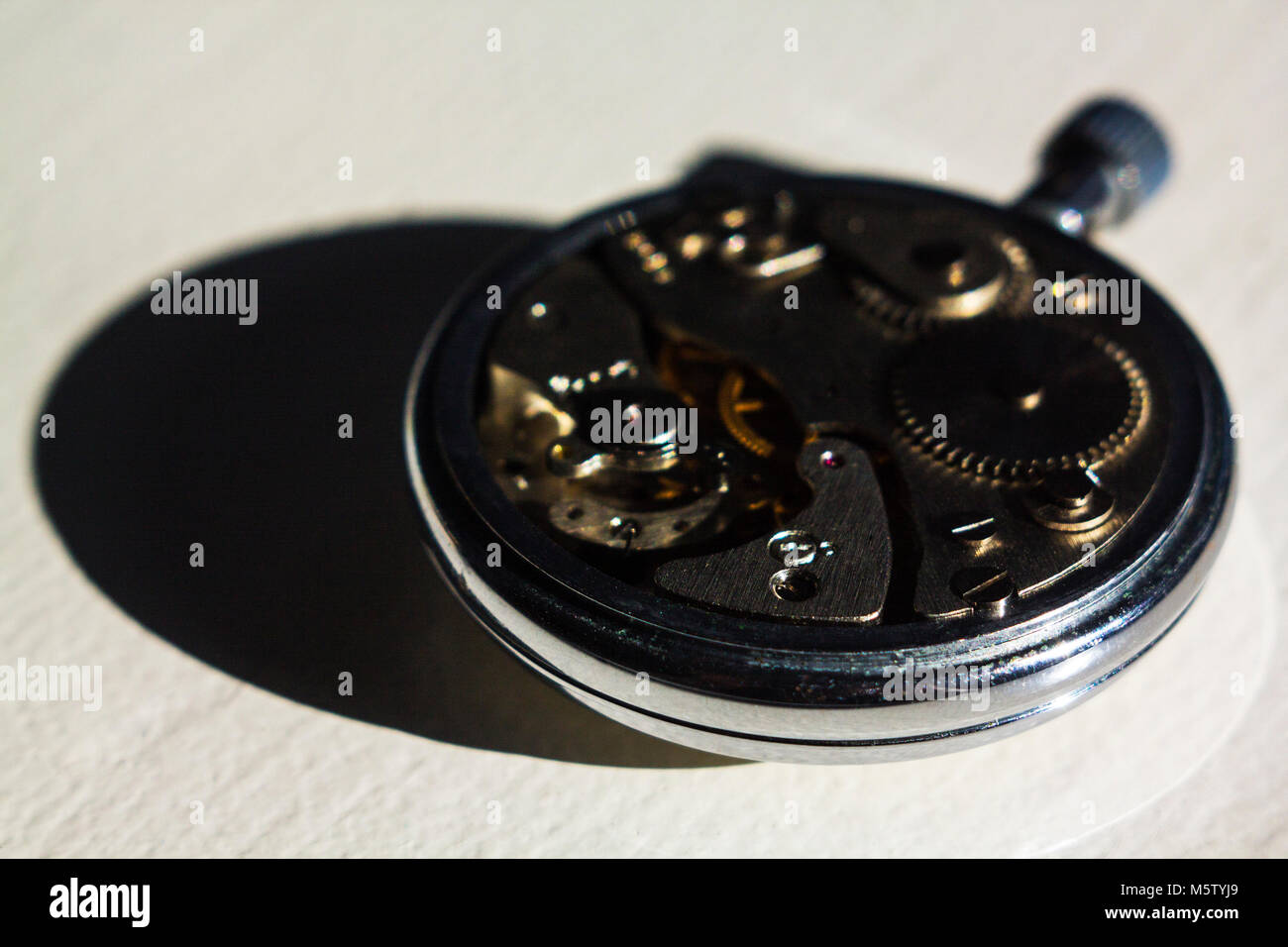 Öffnen Sie wieder der alte Taschenuhr mit Lichthof und kontrastierenden Schatten. Stockfoto