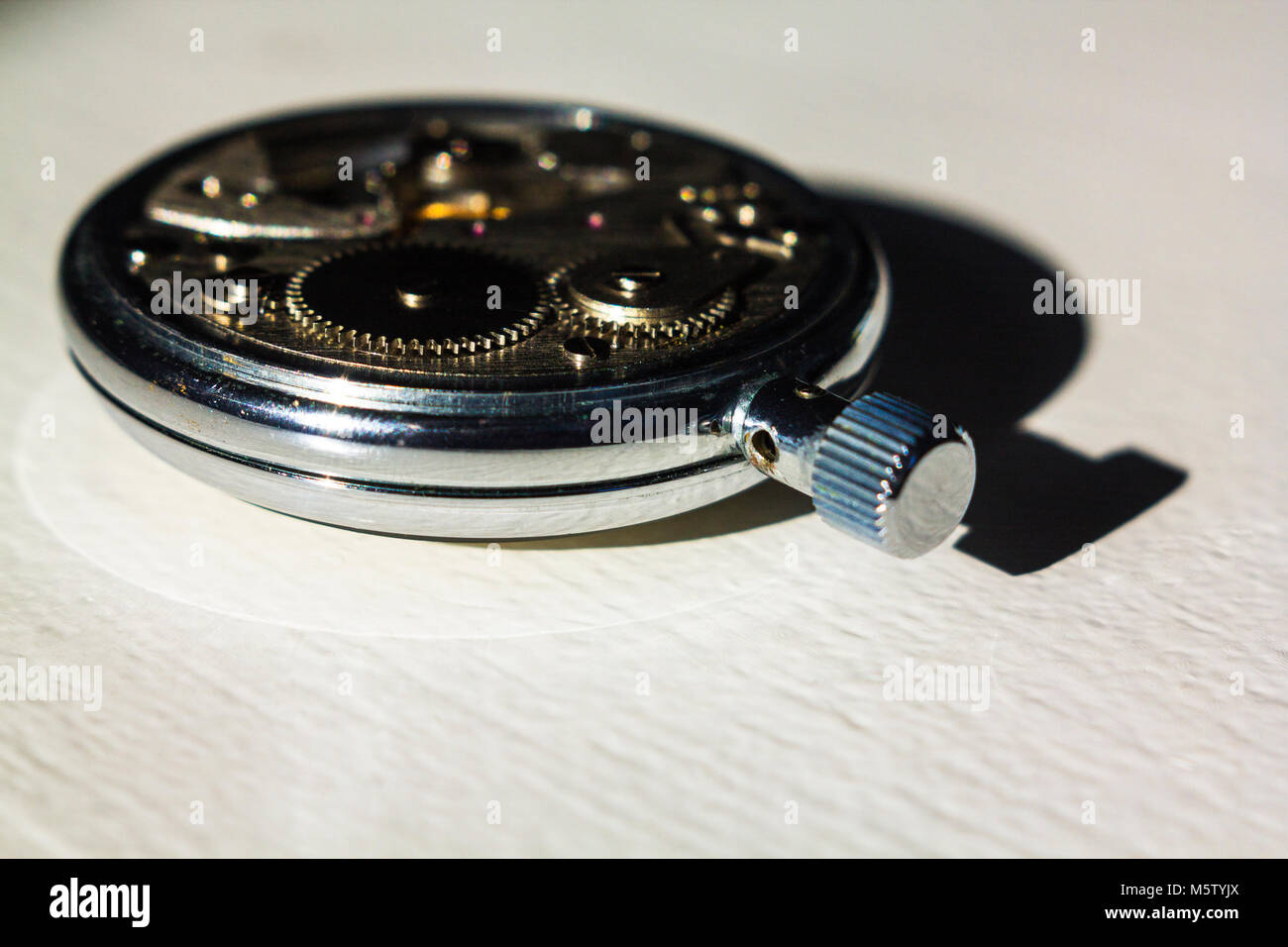 Öffnen Sie wieder der alte Taschenuhr mit Lichthof und kontrastierenden Schatten. Stockfoto